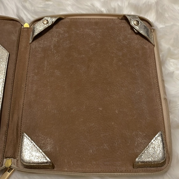 💖 Tory Burch Gold Ipad case - Picture 5 of 6